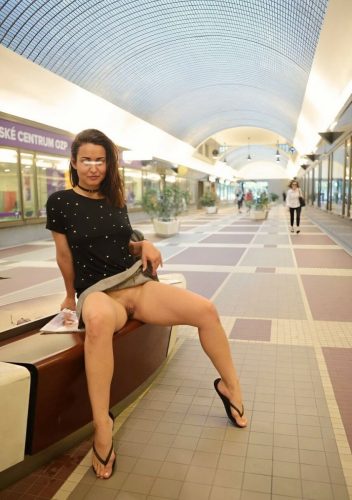 thays-public-flashing-exhibitionist-sexy-wife-29